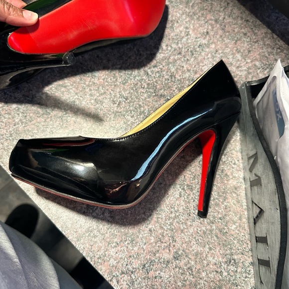 Louis Vuitton heals worn once , they are to big . Size 41. - Picture 6 of 13